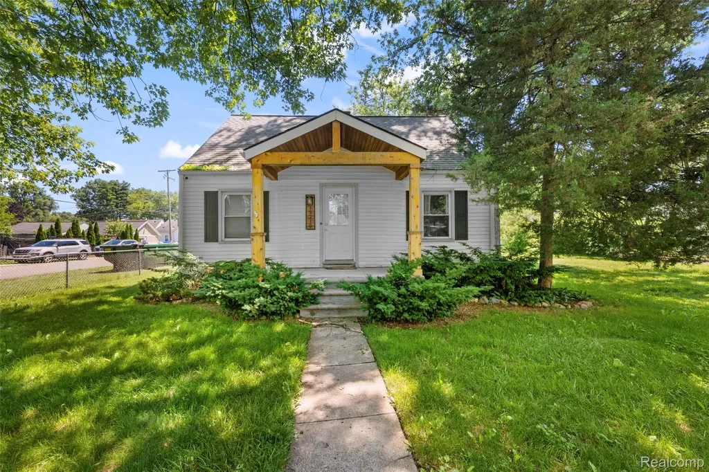 19210 Poinciana Redford Charter Township MI 48240
