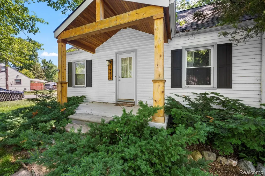 19210 Poinciana Redford Charter Township MI 48240