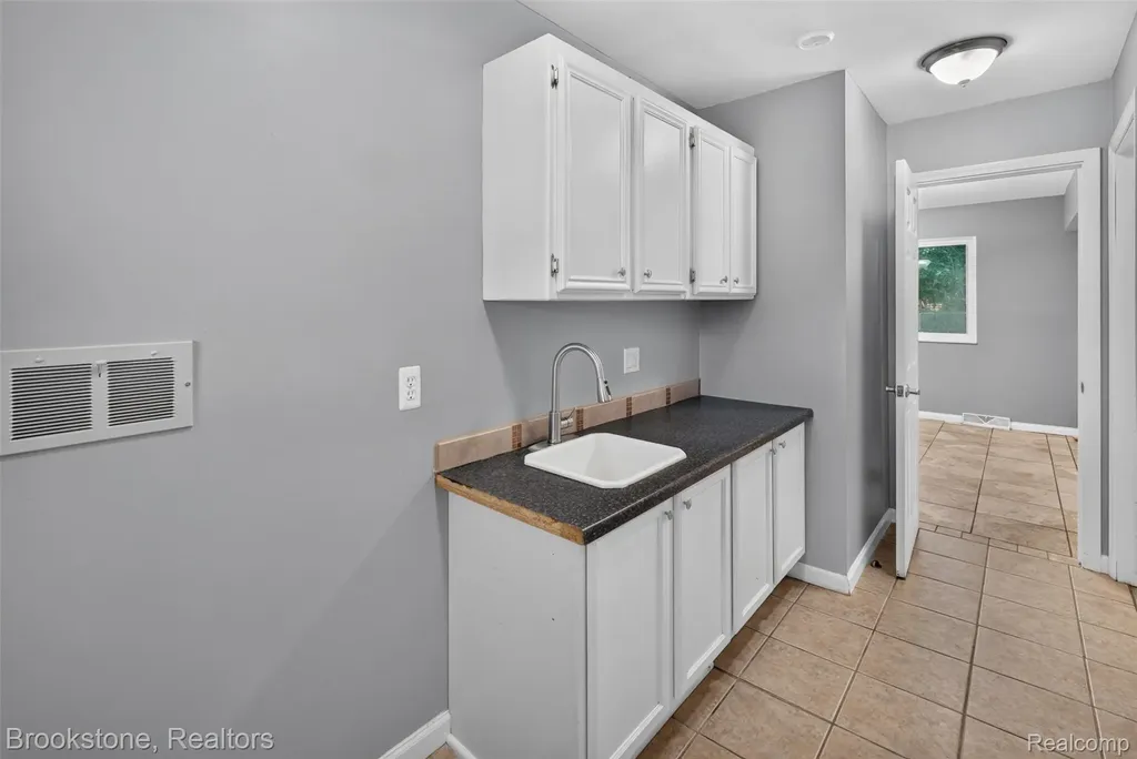 16072 Wrotham Court Clinton Charter Township MI 48038