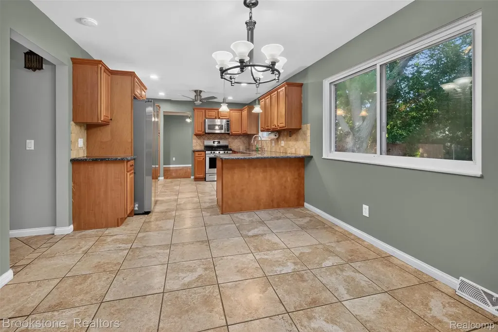16072 Wrotham Court Clinton Charter Township MI 48038
