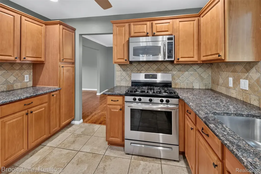 16072 Wrotham Court Clinton Charter Township MI 48038