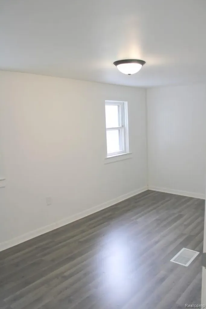 6841 Oldham Street Taylor City MI 48180