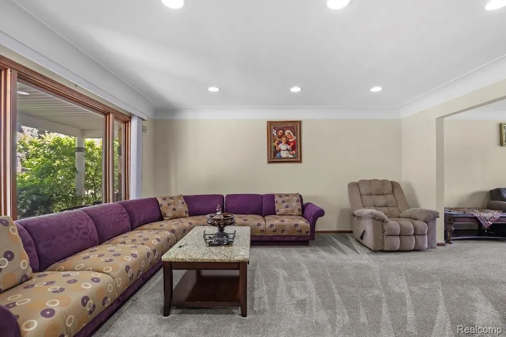 26449 Haverhill Drive Warren City MI 48091