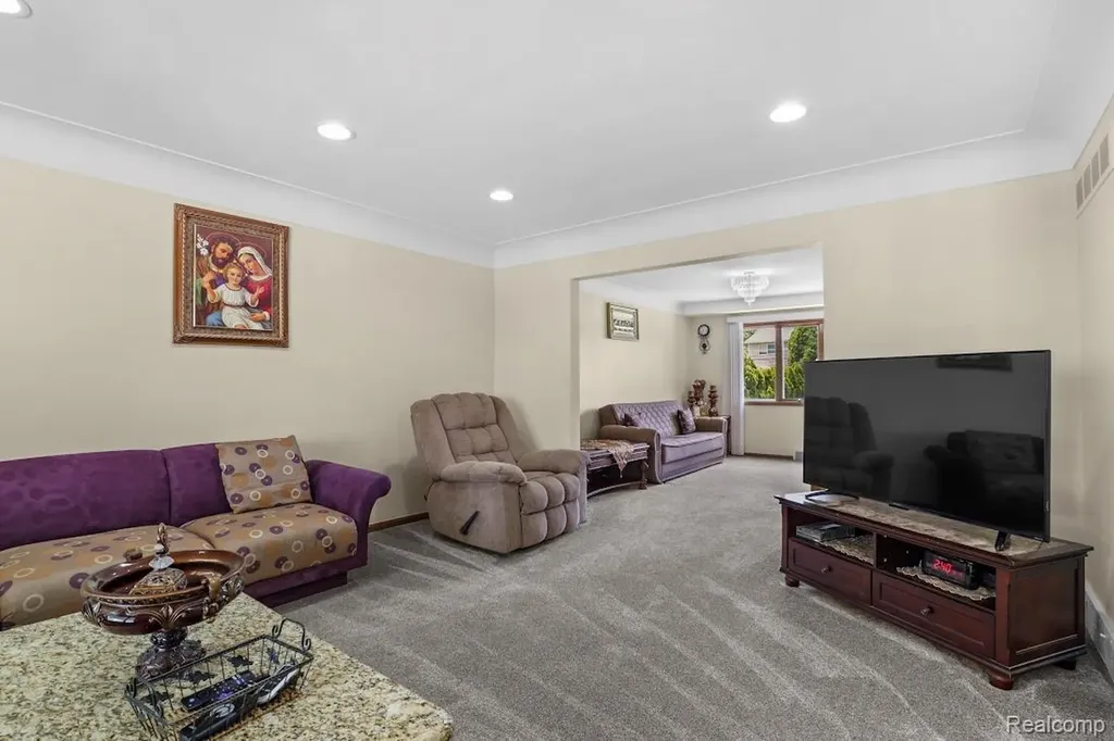 26449 Haverhill Drive Warren City MI 48091