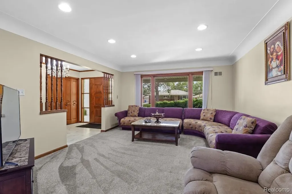 26449 Haverhill Drive Warren City MI 48091
