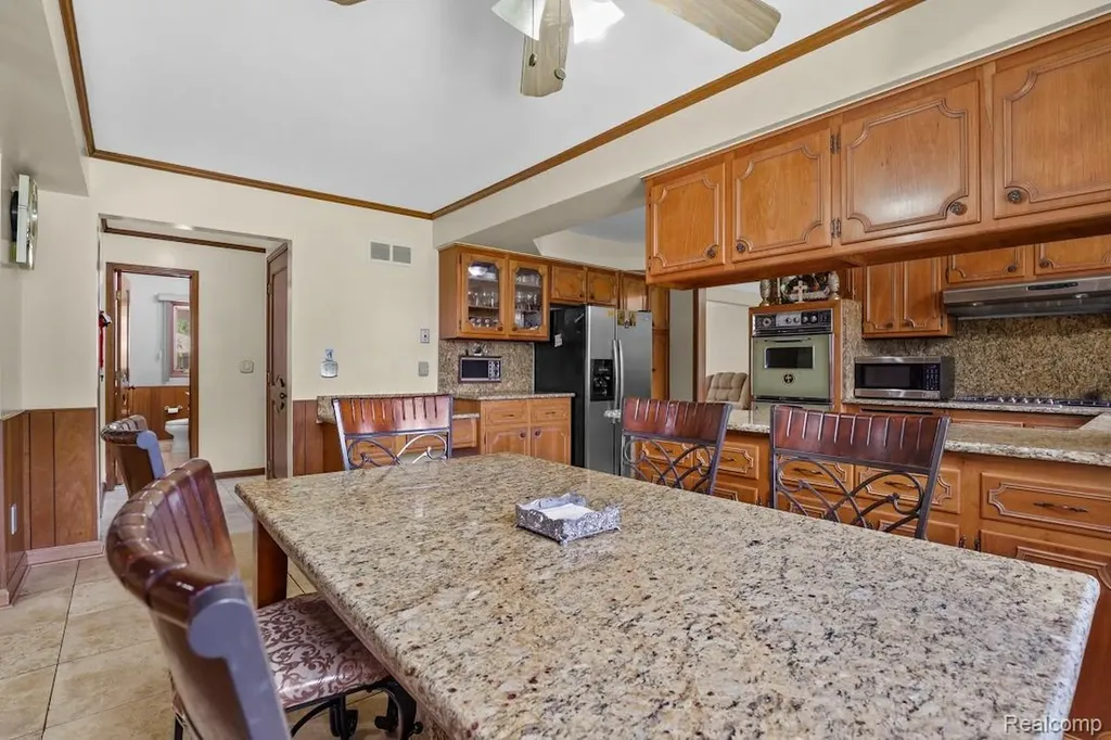 26449 Haverhill Drive Warren City MI 48091