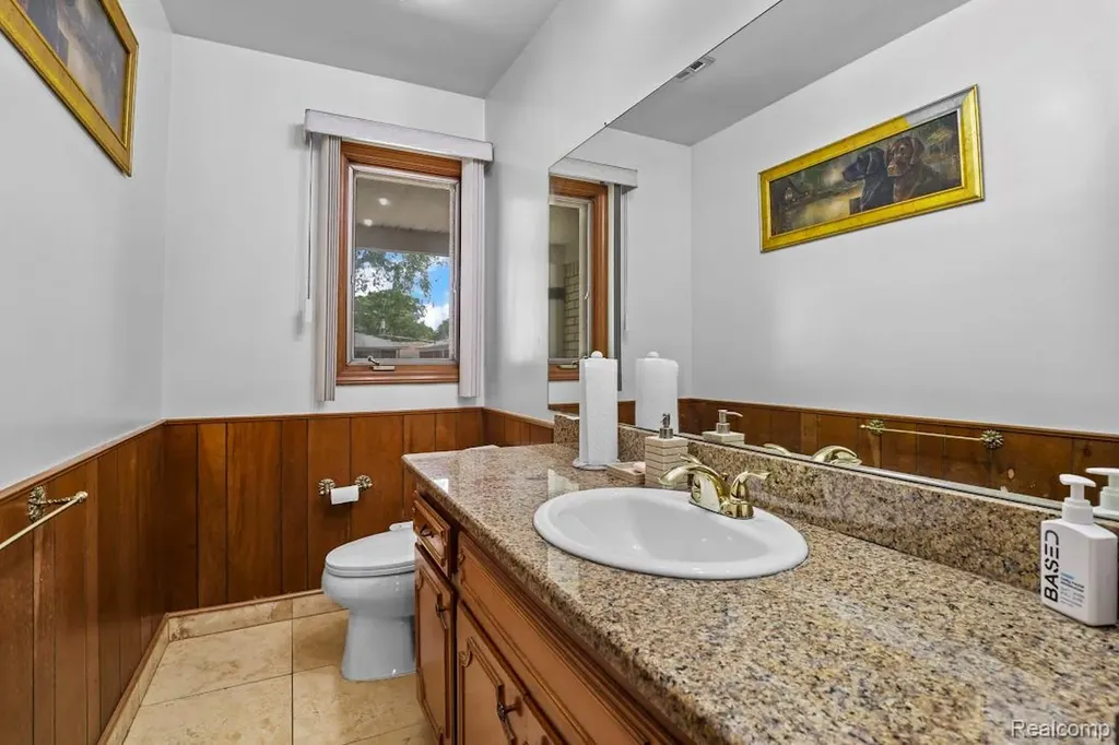 26449 Haverhill Drive Warren City MI 48091