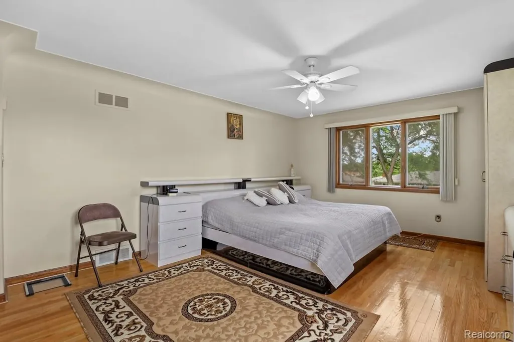 26449 Haverhill Drive Warren City MI 48091
