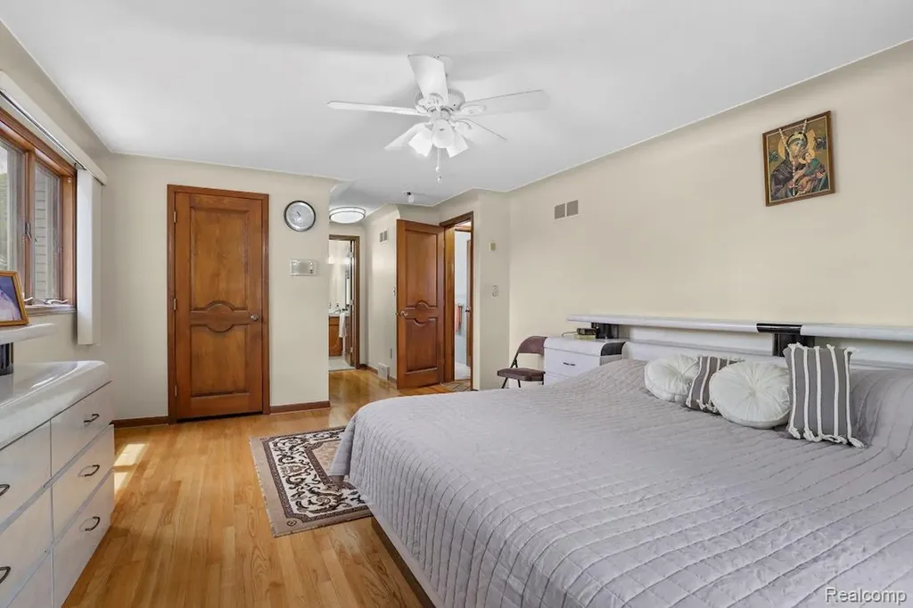26449 Haverhill Drive Warren City MI 48091