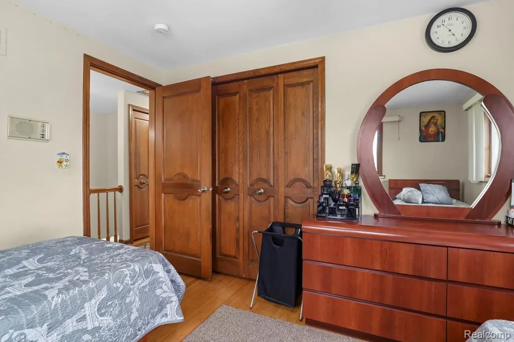 26449 Haverhill Drive Warren City MI 48091