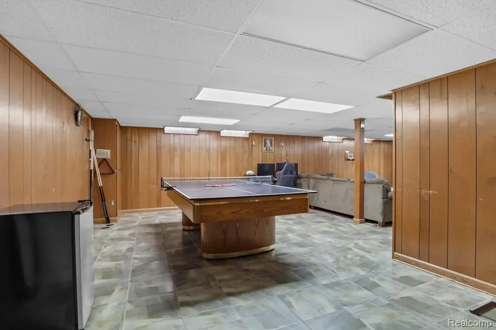 26449 Haverhill Drive Warren City MI 48091