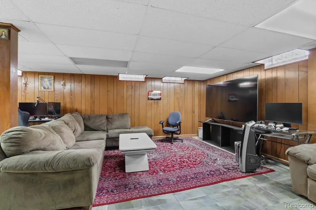 26449 Haverhill Drive Warren City MI 48091