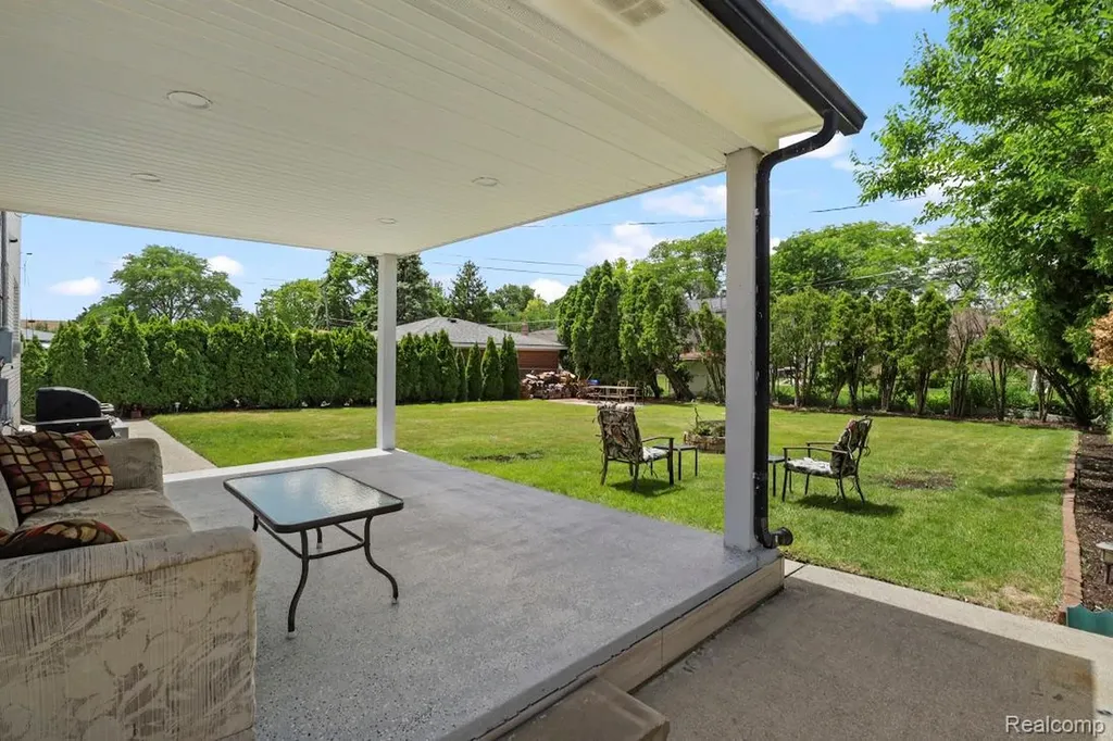 26449 Haverhill Drive Warren City MI 48091