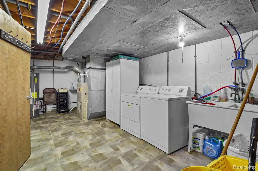 26449 Haverhill Drive Warren City MI 48091
