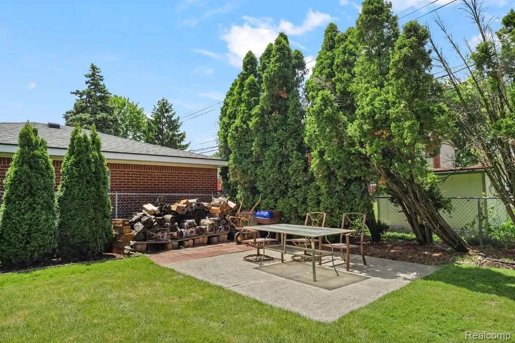 26449 Haverhill Drive Warren City MI 48091
