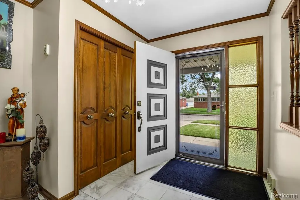 26449 Haverhill Drive Warren City MI 48091