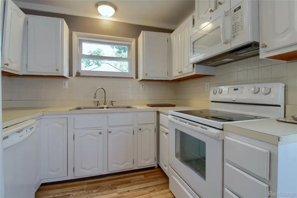 1910 Bonnieview Drive Royal Oak City MI 48073
