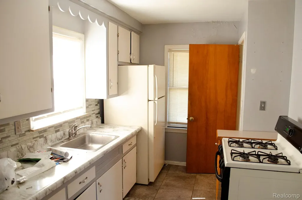 704 Kings Highway Lincoln Park City MI 48146