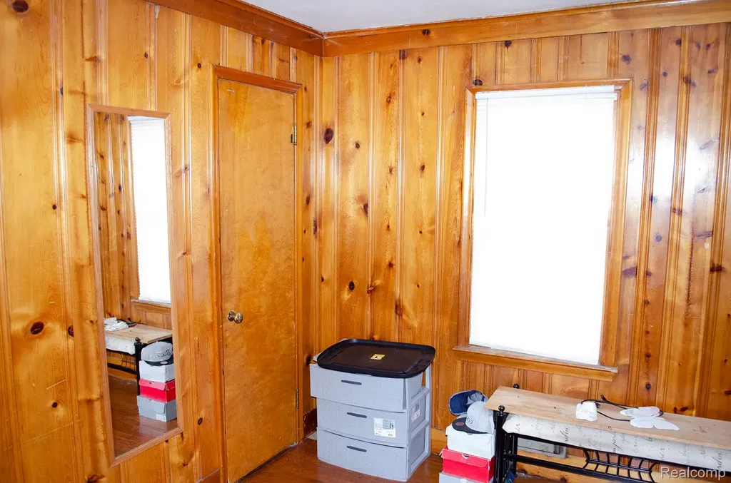 704 Kings Highway Lincoln Park City MI 48146