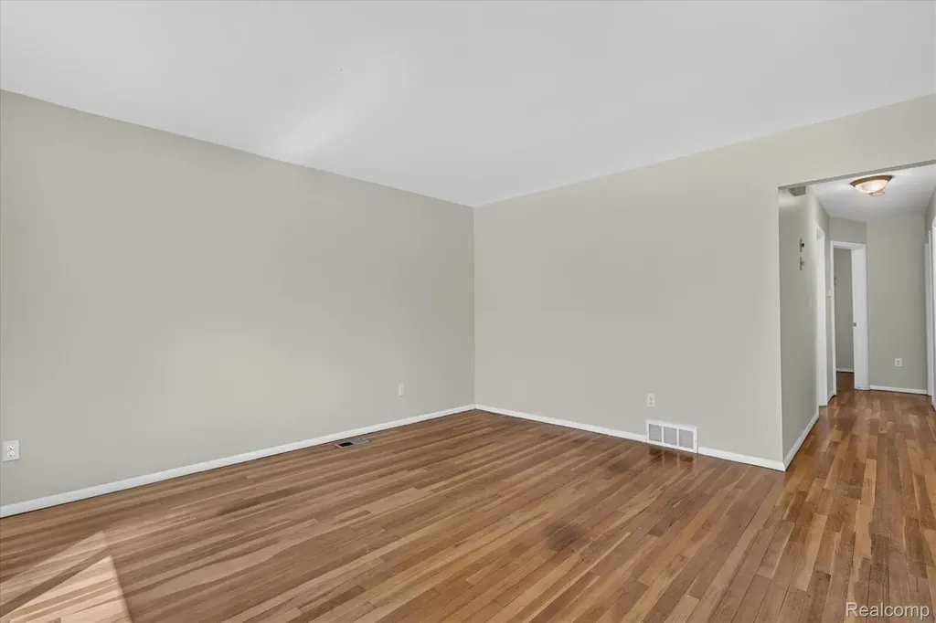 8462 Hugh Street Westland City MI 48185