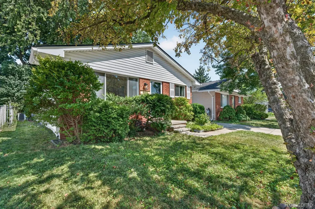 8462 Hugh Street Westland City MI 48185