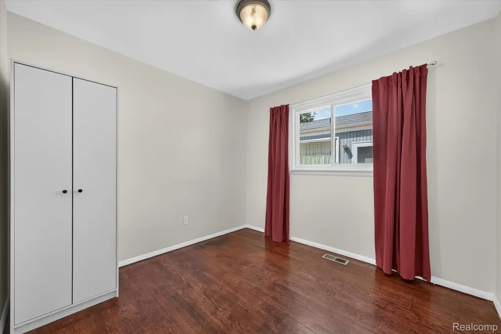 8462 Hugh Street Westland City MI 48185