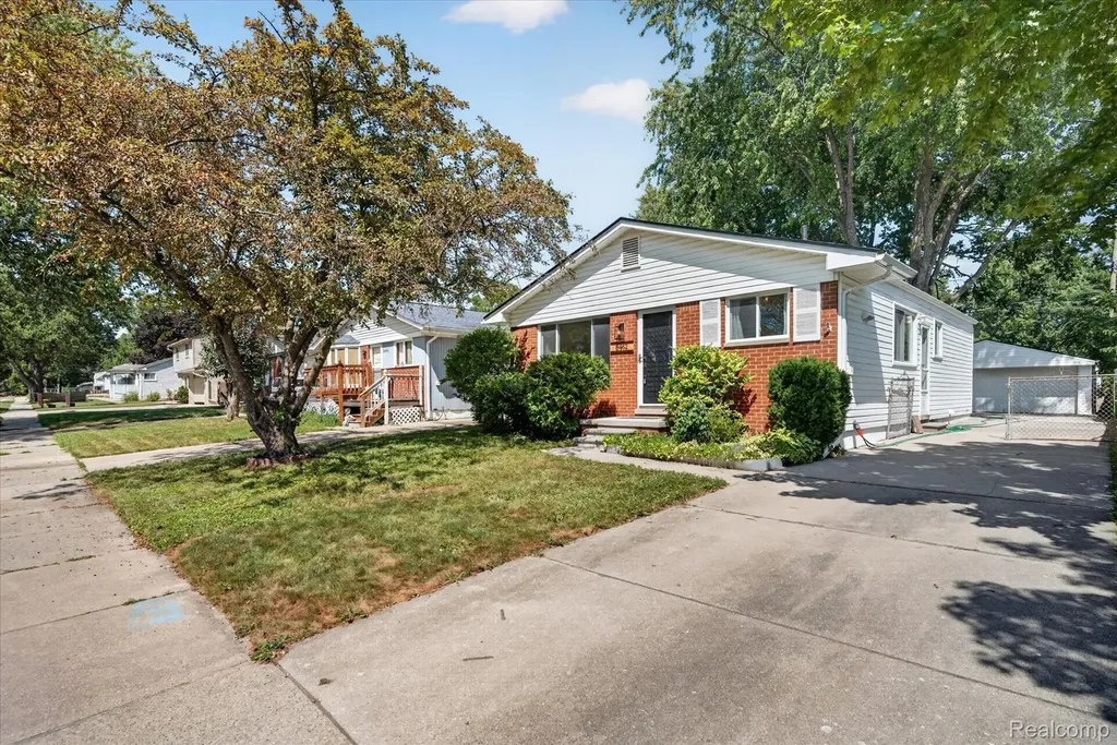8462 Hugh Street Westland City MI 48185