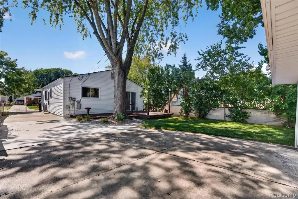 8462 Hugh Street Westland City MI 48185