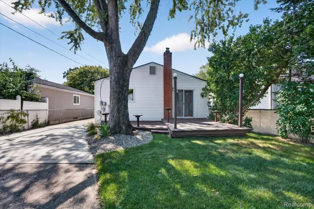 8462 Hugh Street Westland City MI 48185