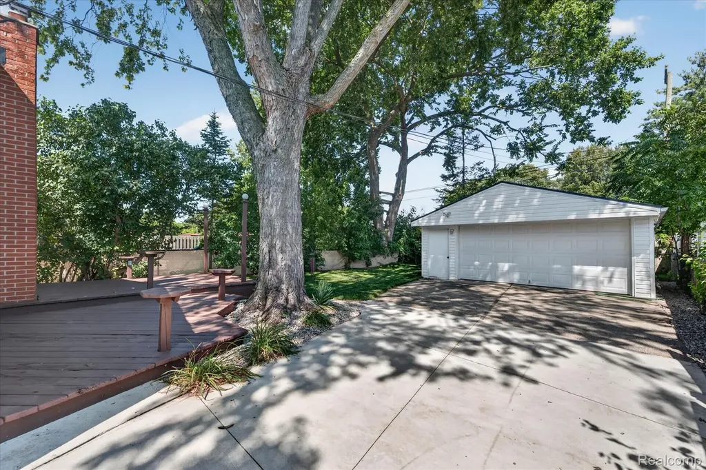 8462 Hugh Street Westland City MI 48185