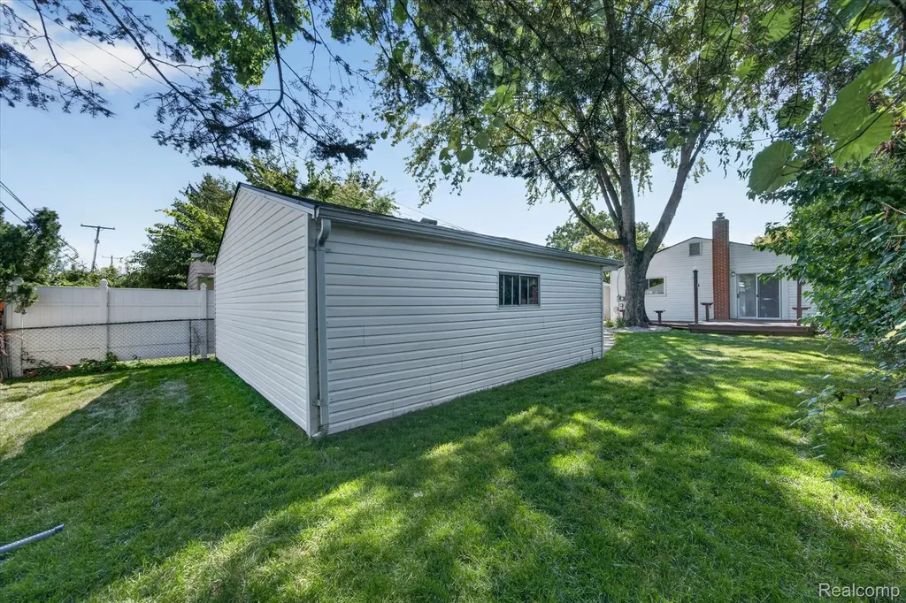 8462 Hugh Street Westland City MI 48185