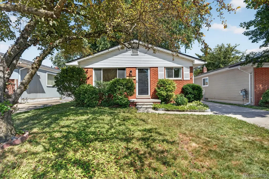8462 Hugh Street Westland City MI 48185