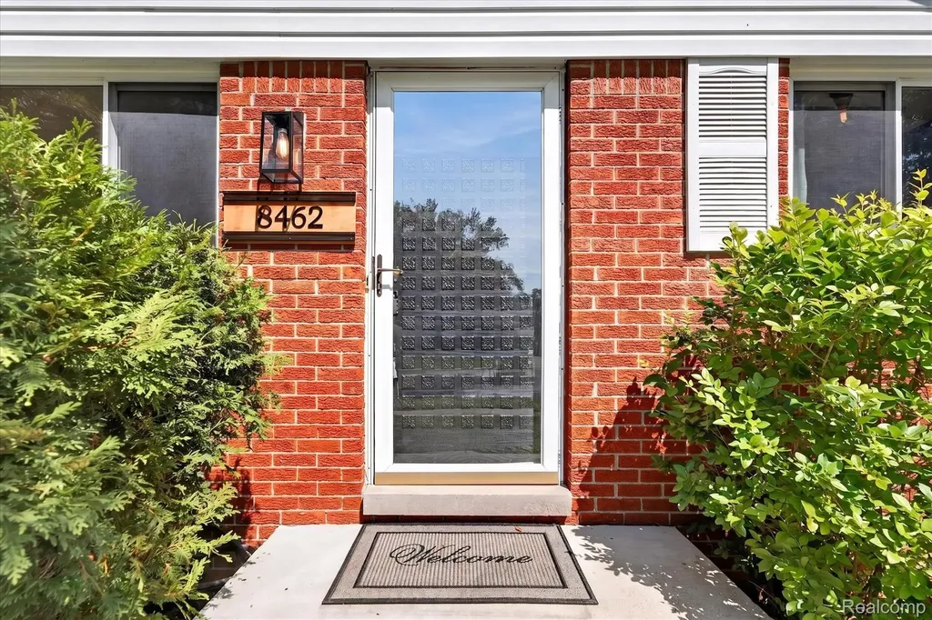 8462 Hugh Street Westland City MI 48185