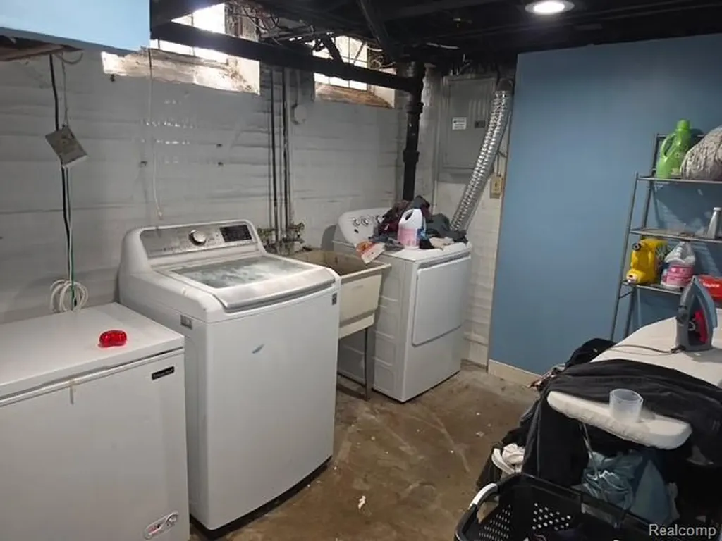 25501 Pembroke Avenue Redford Charter Township MI 48240