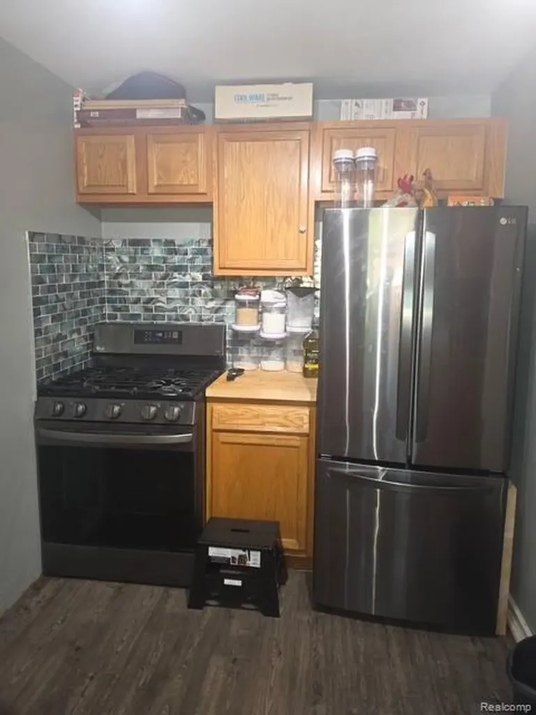 25501 Pembroke Avenue Redford Charter Township MI 48240