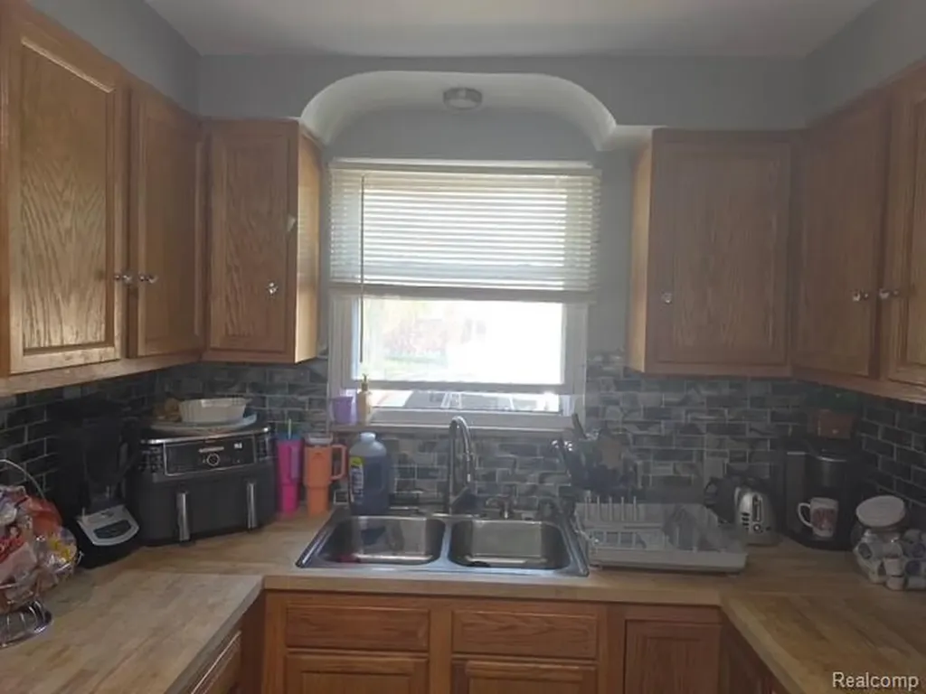 25501 Pembroke Avenue Redford Charter Township MI 48240