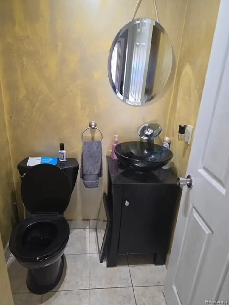 25501 Pembroke Avenue Redford Charter Township MI 48240