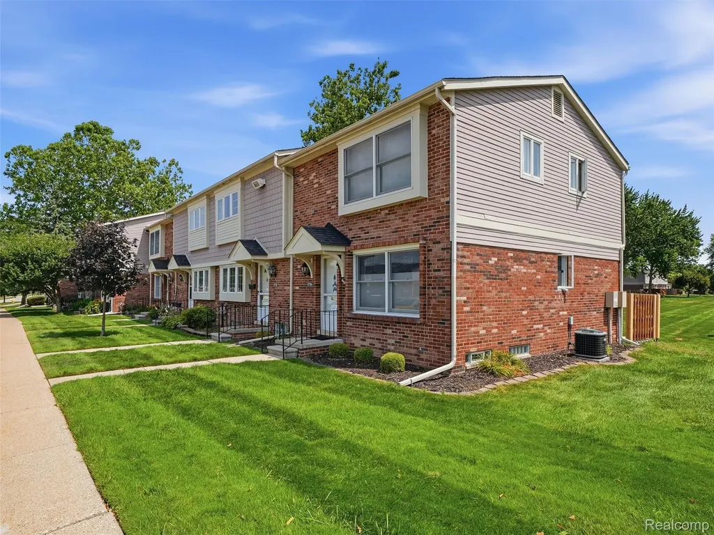 37136 Charter Oaks Boulevard Clinton Charter Township MI 48036