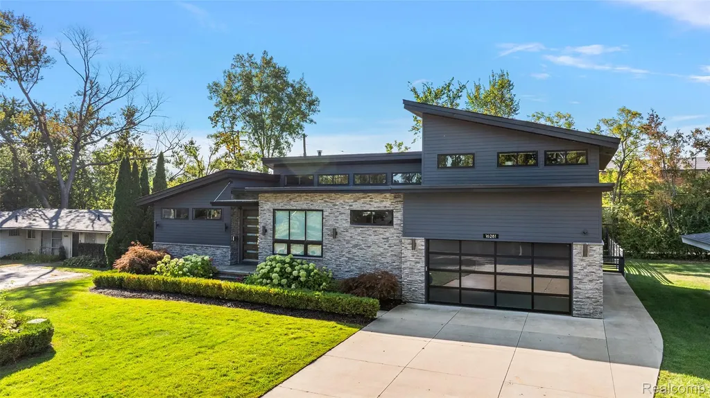 16281 Buckingham Avenue Beverly Hills Village MI 48025