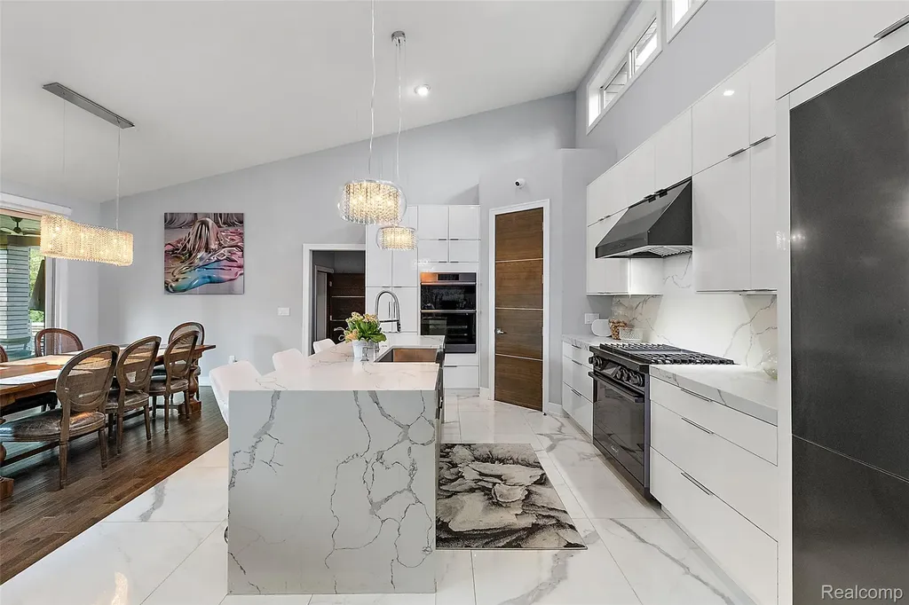 16281 Buckingham Avenue Beverly Hills Village MI 48025