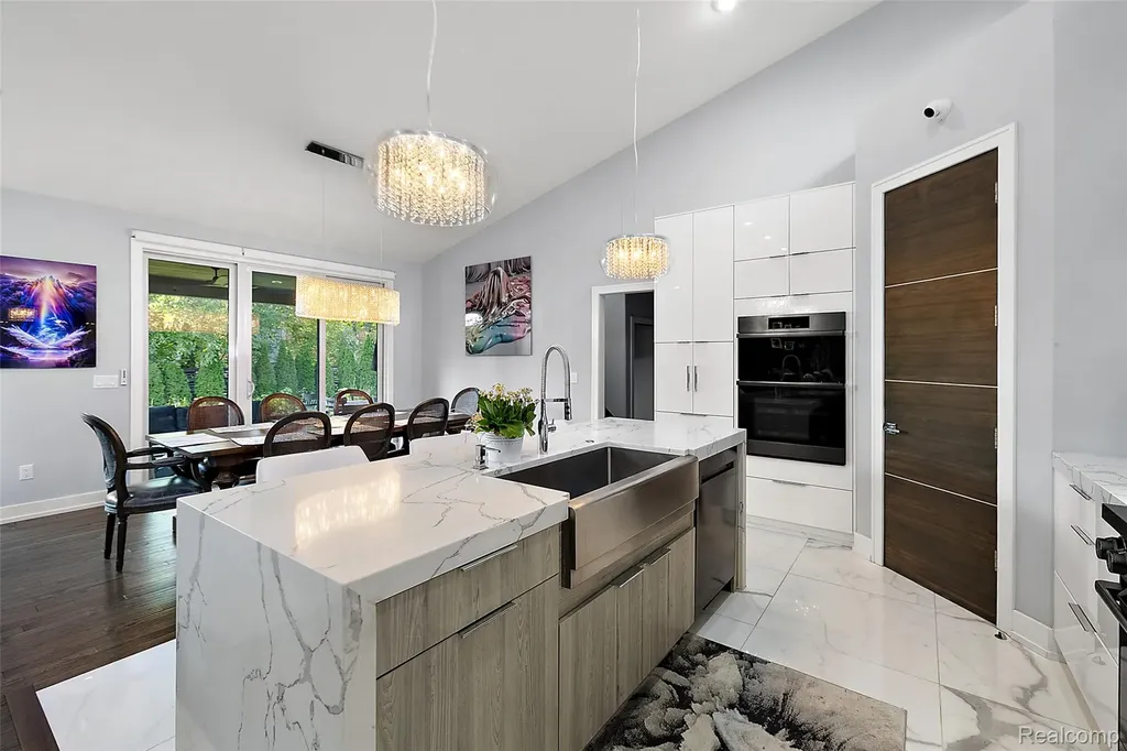 16281 Buckingham Avenue Beverly Hills Village MI 48025