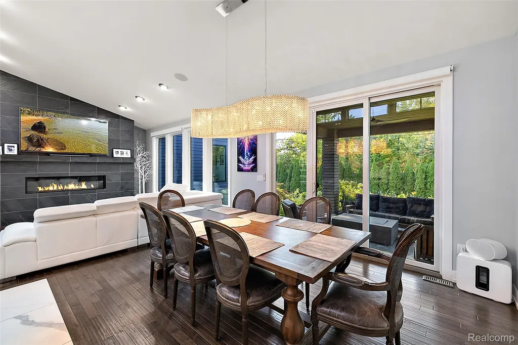 16281 Buckingham Avenue Beverly Hills Village MI 48025