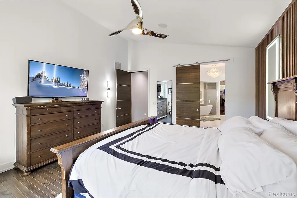 16281 Buckingham Avenue Beverly Hills Village MI 48025
