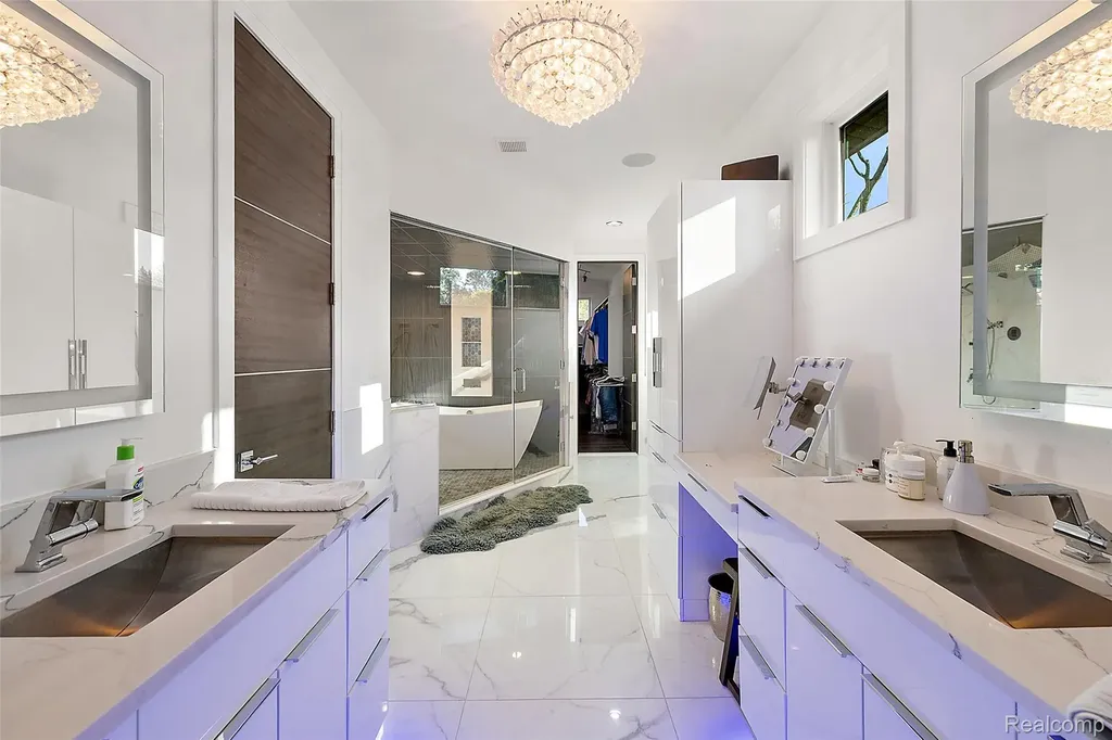 16281 Buckingham Avenue Beverly Hills Village MI 48025