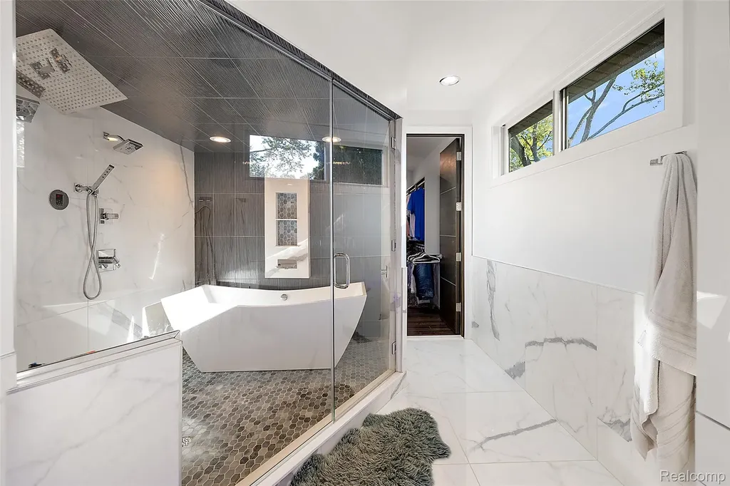 16281 Buckingham Avenue Beverly Hills Village MI 48025