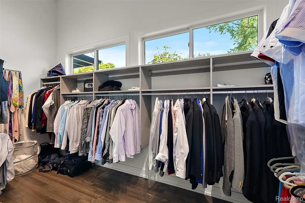 16281 Buckingham Avenue Beverly Hills Village MI 48025