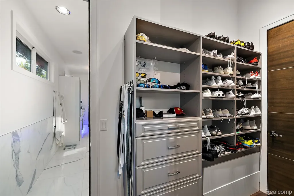 16281 Buckingham Avenue Beverly Hills Village MI 48025
