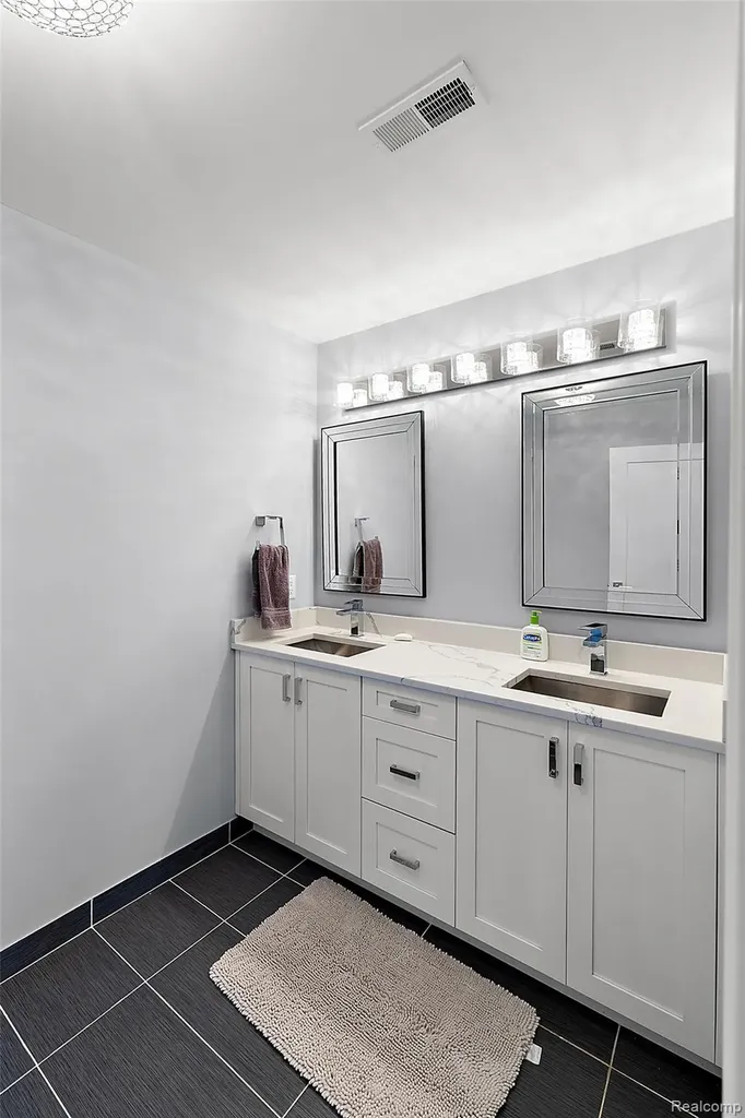 16281 Buckingham Avenue Beverly Hills Village MI 48025