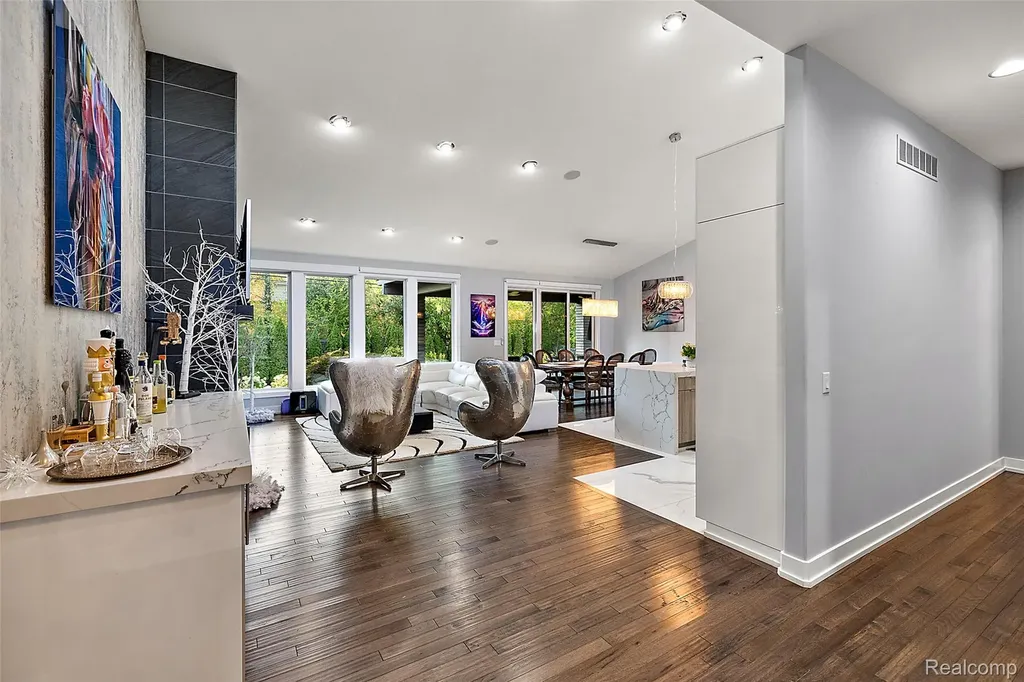 16281 Buckingham Avenue Beverly Hills Village MI 48025