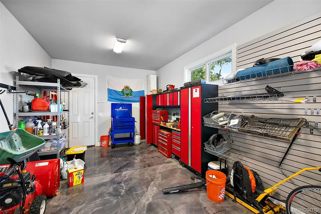 16281 Buckingham Avenue Beverly Hills Village MI 48025
